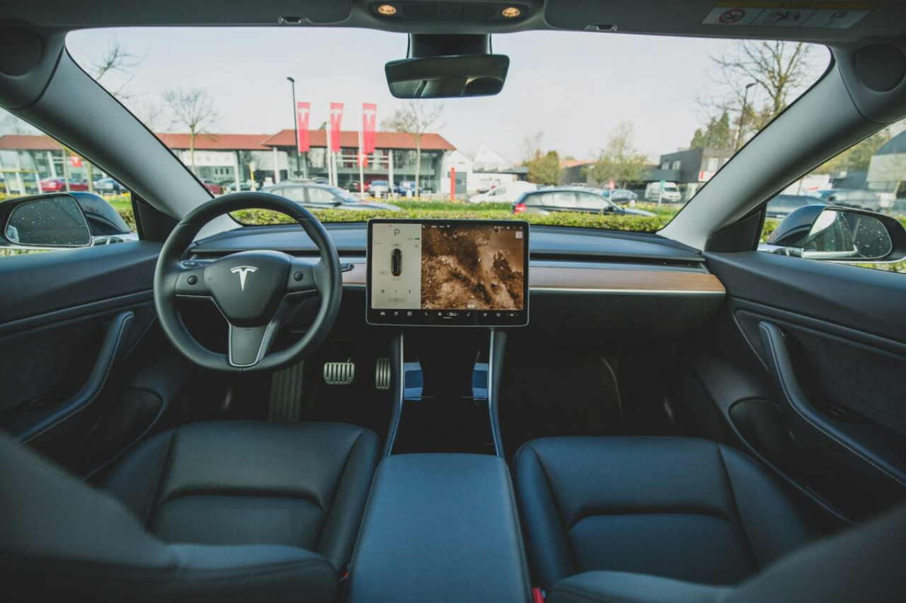 Tesla Interieur: Minimalistisches Design & Bordtechnik 1 Tesla Interieur: Minimalistisches Design & Bordtechnik